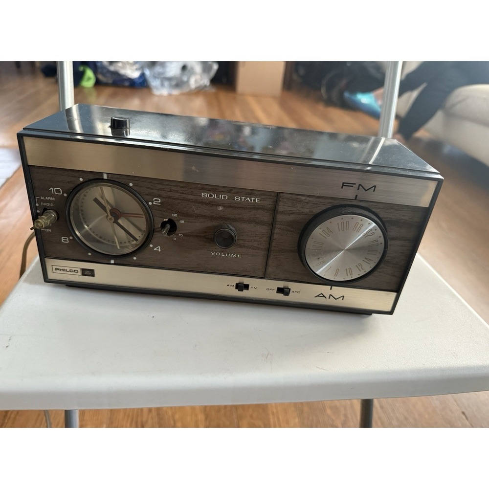 VINTAGE PHILCO FORD TABLE OR DRESSER CLOCK RADIO, ( Read Description)